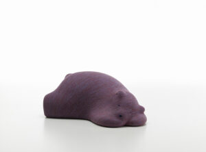 9. Resting Bear, cor malva escuro, design do gabinete Front para a Vitra